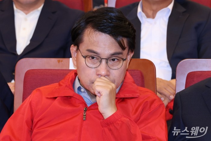 윤상현 국민의힘 공동선대위원장이 3일 오후 서울 여의도 국회도서관에 마련된 '제 21대 대통령선거 개표상황실'에서 방송3사 출구조사 결과를 보며 굳은 표정을 짓고 있다. 사진=강민석 기자 kms@newsway.co.kr
