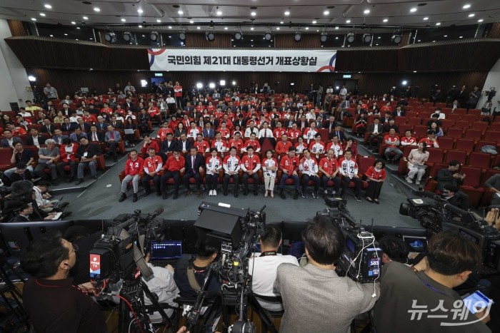 (앞줄 왼쪽부터)이정현 국민의힘 공동선대위원장, 윤상현 공동선대위원장, 손학규 전 바른미래당 대표, 양향자 공동선대위원장, 안철수 공동선대위원장, 김용태 비상대책위원장, 나경원 공동선대위원장, 권성동 원내대표 겸 공동선대위원장, 김기현 공동선대위원장 등 당 지도부가 3일 오후 서울 여의도 국회도서관에 마련된 '제 21대 대통령선거 개표상황실'에서 방송3사 출구조사 결과를 보며 굳은 표정을 짓고 있다. 사진=강민석 기자 kms@newsway.co.kr