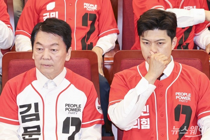 (오른쪽)김용태 국민의힘 비상대책위원장과 안철수 공동선대위원장이 3일 오후 서울 여의도 국회도서관에 마련된 '제 21대 대통령선거 개표상황실'에서 방송3사 출구조사 결과를 보며 굳은 표정을 짓고 있다. 사진=강민석 기자 kms@newsway.co.kr