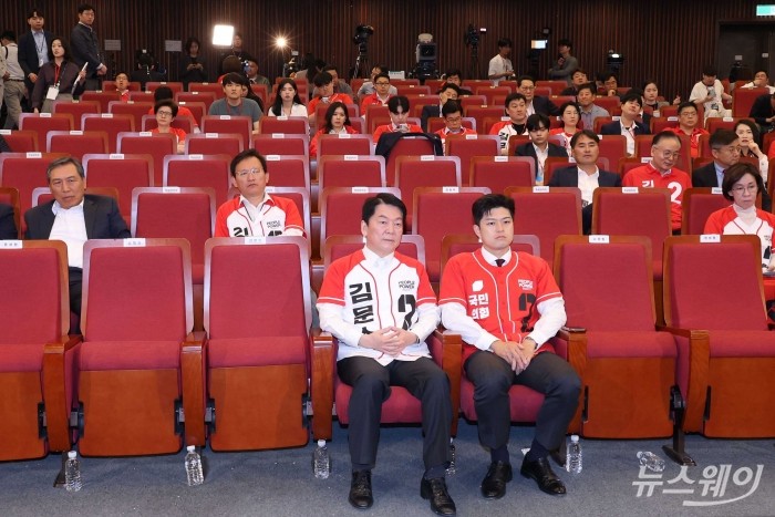 (앞 줄 오른쪽)김용태 국민의힘 비상대책위원장과 안철수 공동선거대책위원장이 3일 오후 서울 여의도 국회도서관에 마련된 '제 21대 대통령선거 개표상황실'에서 방송3사 출구조사 결과를 지켜 본 뒤 자리를 지키고 있다. 사진=강민석 기자 kms@newsway.co.kr