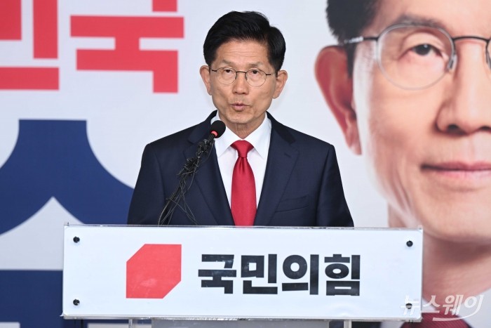 제21대 대통령 선거에서 이재명 더불어민주당 대선 후보의 당선이 확실시된 4일 새벽 김문수 국민의힘 대선 후보가 서울 여의도 국민의힘 중앙당사에서 대선 결과 관련 입장을 밝히고 있다. <br />
사진=강민석 기자 kms@newsway.co.kr