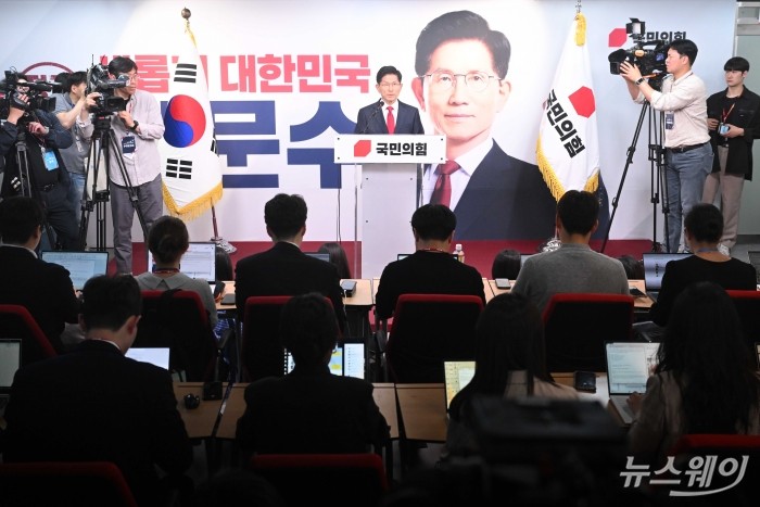 제21대 대통령 선거에서 이재명 더불어민주당 대선 후보의 당선이 확실시된 4일 새벽 김문수 국민의힘 대선 후보가 서울 여의도 국민의힘 중앙당사에서 대선 결과 관련 입장을 밝히고 있다. <br />
 사진=강민석 기자 kms@newsway.co.kr