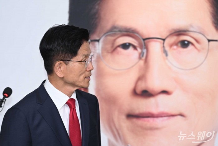제21대 대통령 선거에서 이재명 더불어민주당 대선 후보의 당선이 확실시된 4일 새벽 김문수 국민의힘 대선 후보가 서울 여의도 국민의힘 중앙당사에서 대선 결과 관련 밝힌 뒤 당사를 나서고 있다. 사진=강민석 기자 kms@newsway.co.kr