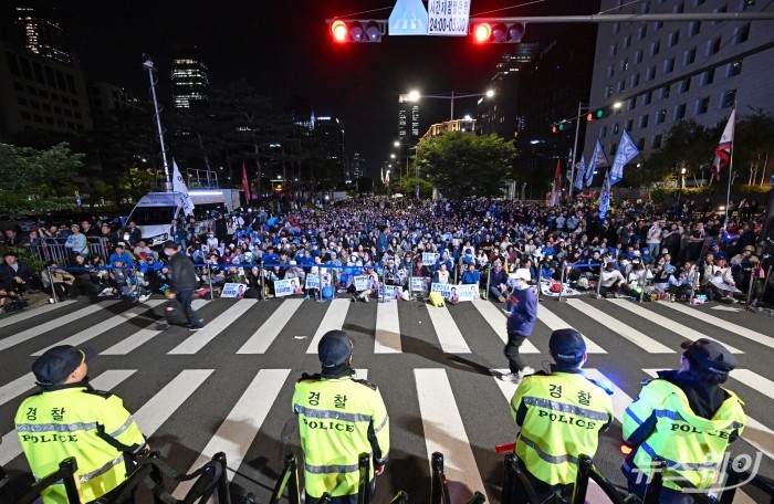 제21대 대통령선거일인 3일 서울 여의도 국회앞에 모인 더불어민주당 이재명 대선후보 지지자들이 개표방송을 보며 환호하고 있다. 사진=이수길 기자 Leo2004@newsway.co.kr