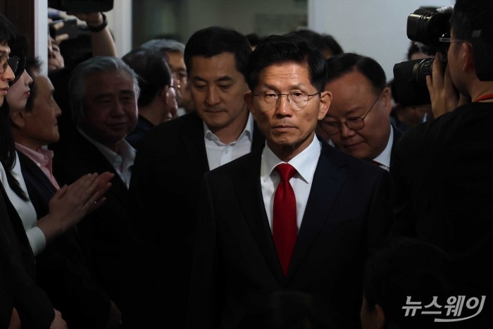 제21대 대통령 선거에서 이재명 더불어민주당 대선 후보의 당선이 확실시된 4일 새벽 김문수 국민의힘 대선 후보가 서울 여의도 국민의힘 중앙당사에서 대선 결과 관련 입장을 밝히기 위해 당사로 들어서고 있다. 사진=강민석 기자 kms@newsway.co.kr