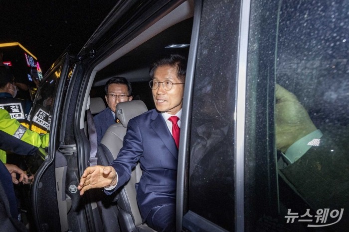 제21대 대통령 선거에서 이재명 더불어민주당 대선 후보의 당선이 확실시된 4일 새벽 김문수 국민의힘 대선 후보가 서울 여의도 국민의힘 중앙당사에서 대선 결과 관련 입장을 밝힌 뒤 당사를 나서며 차량에 탑승하고 있다. 사진=강민석 기자 kms@newsway.co.kr