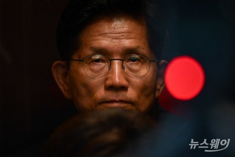 '대선 참패'···어두운 표정으로 당사 나서는 김문수