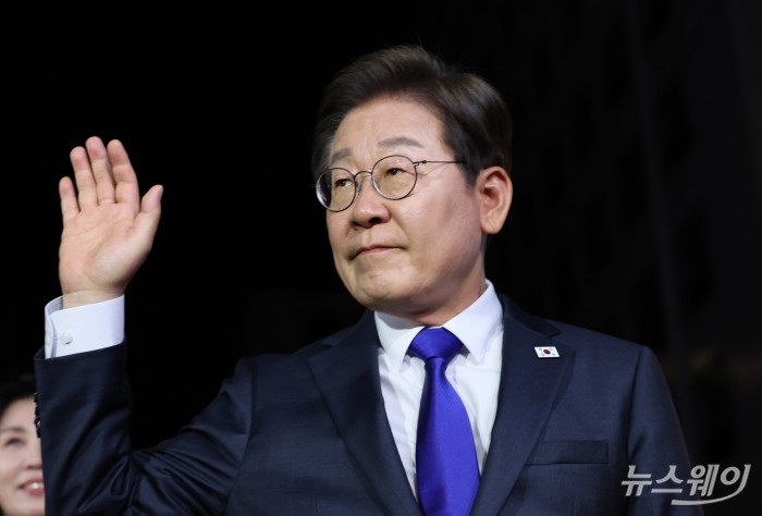 이재명 더불어민주당 대통령 후보가 당선이 확실시된 가운데 4일 서울 여의도 더불어민주당 당사에 들어서며 손을 흔들고 있다. /2025.06.04./ 사진=이수길 기자 Leo2004@newsway.co.kr