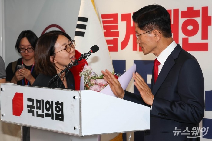 제21대 대통령 선거에서 이재명 더불어민주당 대선 후보의 당선이 확실시된 4일 새벽 김문수 국민의힘 대선 후보가 서울 여의도 국민의힘 중앙당사에서 대선 결과 관련 입장을 밝힌 뒤 관계자로부터 준비한 꽃다발 수여를 사양하고 있다. 사진=강민석 기자 kms@newsway.co.kr
