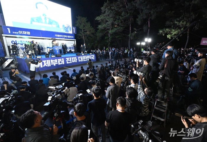 제21대 대통령 당선이 확실시된 더불어민주당 이재명  대선 후보가 4일 오전 서울 여의도 국회 앞에서 열린 국민 개표방송 행사에서 당선 수락연설을하고 있다. 사진=이수길 기자 Leo2004@newsway.co.kr