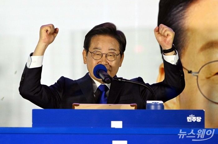 이재명 대통령 후보가 당선이 확실시된 후 4일 서울 여의도 국회앞에 마련된 더불어민주당의 국민개표방송시청 현장에서 연설을 하고 있다. 사진=이수길 기자 Leo2004@newsway.co.kr