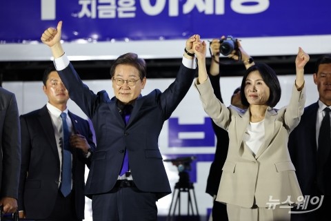 국회앞에서 두팔 들어올린 이재명 당선인