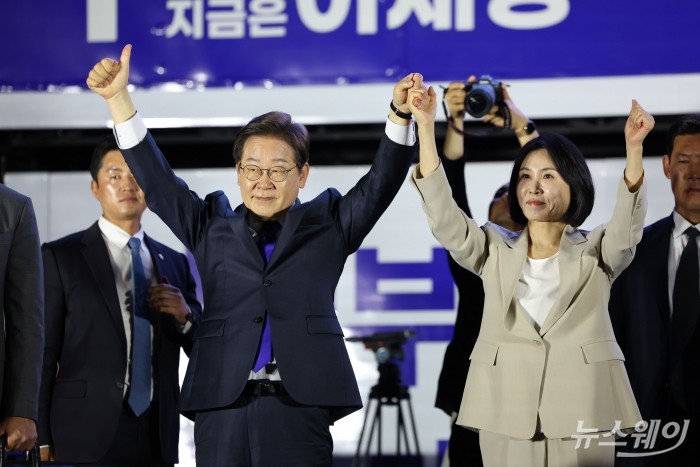 제21대 대통령 선거 이튿날인 4일 이재명 더불어민주당 대선 후보가 당선이 확실시되자 서울 여의도 국회 앞에 마련된 무대를 찾아 아내 김혜경 여사와 인사하고 있다. 사진=이수길 기자 Leo2004@newsway.co.kr