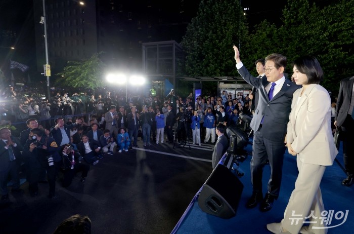 제21대 대통령 선거 이튿날인 4일 이재명 더불어민주당 대선 후보가 당선이 확실시되자 서울 여의도 국회 앞에 마련된 무대를 찾아 당선 수락연설을 마친 뒤 아내 김혜경 여사와 인사하고 있다. 사진=이수길 기자 Leo2004@newsway.co.kr