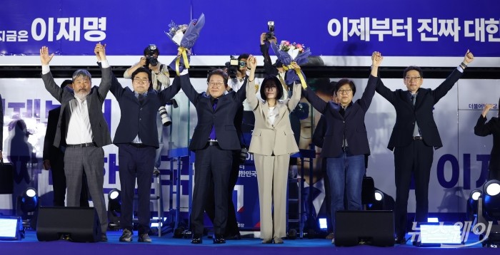 제21대 대통령 선거 이튿날인 4일 이재명 더불어민주당 대선 후보가 당선이 확실시되자 서울 여의도 국회 앞에 마련된 무대를 찾아 당선 수락연설에 앞서 아내 김혜경 여사와 인사하고 있다. 사진=이수길 기자 Leo2004@newsway.co.kr