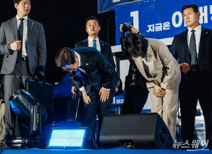 이재명 제 21대 대통령 당선인이 부인 김혜경 여사와 함께 4일 오전 국회 앞에 설치된 축하 무대에서 인사하고 있다. 사진=이수길 기자 Leo2004@newsway.co.kr