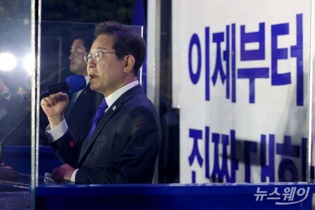 국회앞 국민개표방송시청 현장 찾은 이재명 당선인