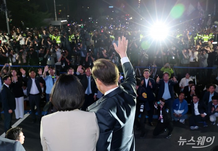 제21대 대통령에 당선된 이재명 당선인이 4일 여의도 국회앞에서 열린 국민개표방송에 김혜경 여사와 함께 참석해 손을 들어 인사하고 있다. 2025.6.4 사진=이수길 기자 Leo2004@newsway.co.kr