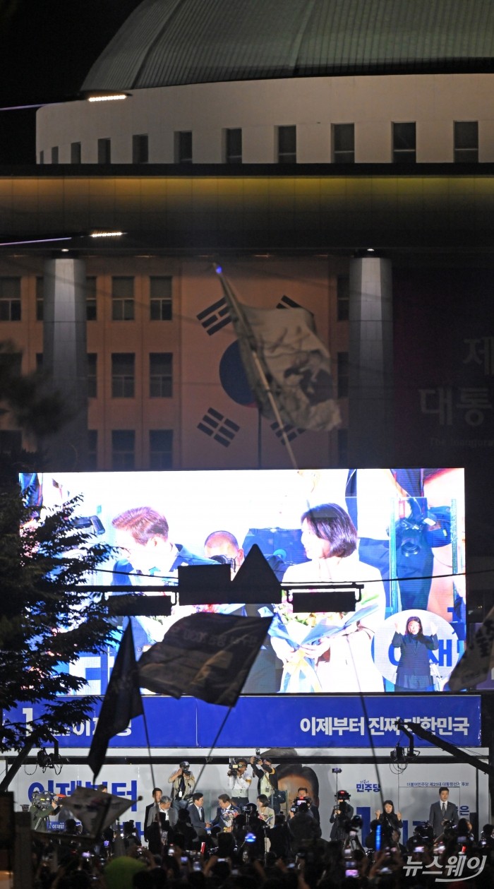 제21대 대통령 선거 이튿날인 4일 이재명 더불어민주당 대선 후보가 당선이 확실시되자 서울 여의도 국회 앞에 마련된 더불어민주당의 국민개표방송시청 현장을 찾아 당선 꽃다발을 전달 받고있다. 사진=이수길 기자 Leo2004@newsway.co.kr