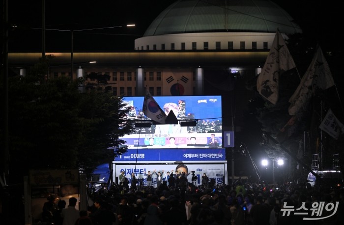 제21대 대통령 선거 이튿날인 4일 이재명 더불어민주당 대선 후보가 당선이 확실시되자 서울 여의도 국회 앞에 마련된 더불어민주당의 국민개표방송시청 현장에서 공동선대위 지도부가 시민들을 향해 인사하고있다. 사진=이수길 기자 Leo2004@newsway.co.kr