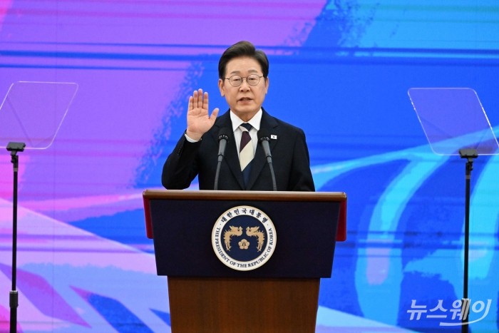 이재명 대통령이 4일 오전 서울 여의도 국회 로텐더홀에서 열린 제21대 대통령 취임선서식에서 선서를 하고 있다. 사진=국회사진기자단