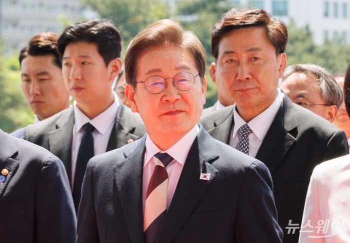 이재명 대통령이 4일 오전 서울 여의도 국회에서 열린 제21대 대통령 취임선서식에 도착해 취임식장으로 향하고 있다. 사진=국회사진기자단