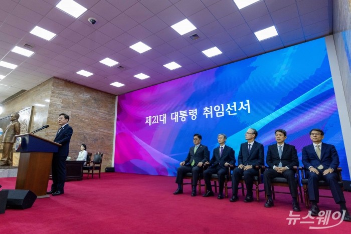 이재명 대통령이 4일 오전 서울 여의도 국회 로텐더홀에서 열린 제21대 대통령 취임선서식에서 취임사를 밝히고 있다. (왼쪽부터) 우원식 국회의장, 조희대 대법원장, 김형두 헌법재판소장 권한대행, 이주호 대통령 권한대행 부총리 겸 교육부 장관, 노태악 중앙선관위원장. 사진=국회사진기자단