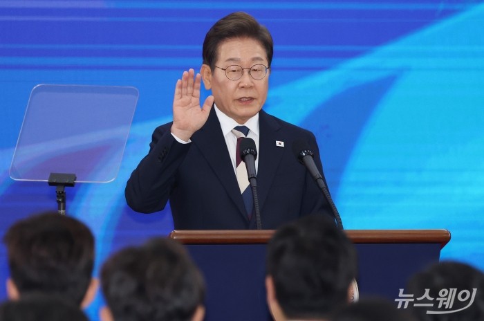 이재명 제21대 대통령이 4일 오전 서울 여의도 국회 본관 로텐더홀에서 취임 선서를 하고 있다. 사진=국회사진기자단