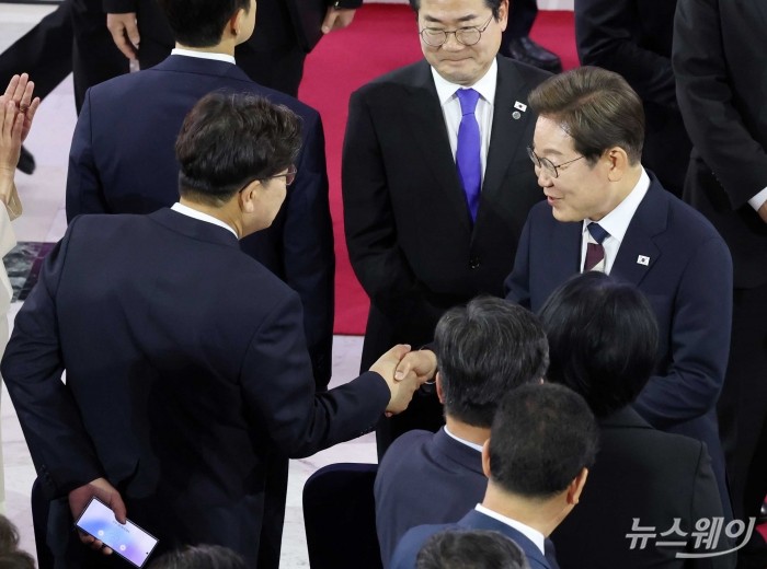 이재명 대통령과 권성동 원내대표가 4일 오전 서울 여의도 국회의사당에서 열린 제21대 대통령 취임선서에서 인사하고 있다. 사진=국회사진기자단