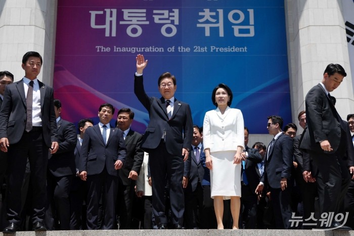 이재명 대통령이 4일 오전 서울 여의도 국회 로텐더홀에서 취임 선서를 마치고 나와 잔디광장에 모인 시민들을 향해 인사하고 있다. 사진=국회사진기자단