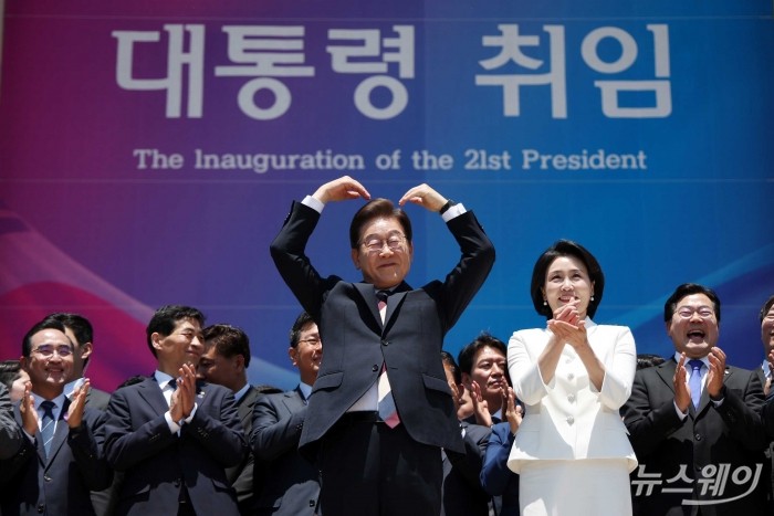 이재명 대통령이 4일 오전 서울 여의도 국회 로텐더홀에서 취임 선서를 마치고 나와 잔디광장에 모인 시민들을 향해 팔로 하트를 만들어 보이고 있다. 사진=국회사진기자단