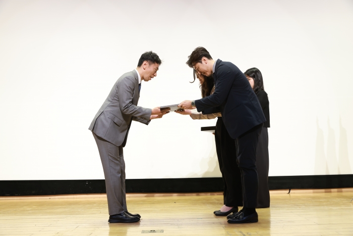 이복현 금융감독원장이 5일 오전 금감원 서울본원 2층 강당에서 열린 이임식에서 임직원으로부터 감사패를 전달받고 있다. 사진=금융감독원 제공