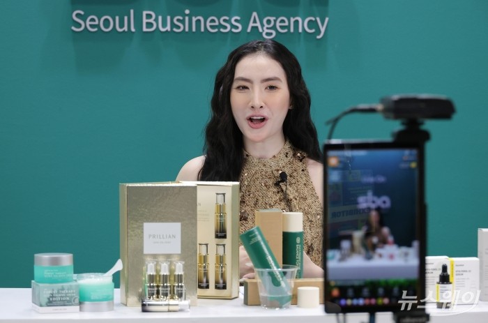 5일 베트남 호치민 SECC전시장에서 한국무역협회 주관 코엑스 주최로 열린 2025 베트남 국제 프리미엄 소비재전(VIPREMIUM) 서울경제진흥원 부스에서 현지 인플러언서가 상품을 소개하는 라이브 방송을 하고 있다. 올해 전시회는 8일 까지 뷰티, 패션, 리빙, 식품 등 다양한 소비재분야의 200여개 국내외 기업이 참가해 프리미엄 제품과 최신 라이프스타일을 선보인다. 사진=사진공동취재단