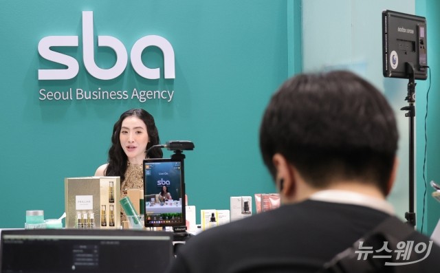 라이브로 한국상품 소개하는 베트남 인플러언서