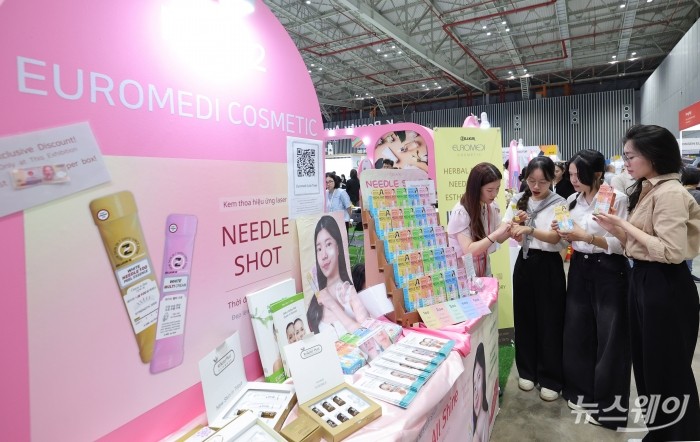 5일 베트남 호치민 SECC전시장에서 한국무역협회 주관 코엑스 주최로 열린 2025 베트남 국제 프리미엄 소비재전(VIPREMIUM)을 찾은 관람객들이 전시상품을 시연 해보고 있다. 올해 전시회는 8일 까지 뷰티, 패션, 리빙, 식품 등 다양한 소비재분야의 200여개 국내외 기업이 참가해 프리미엄 제품과 최신 라이프스타일을 선보인다. /2025.06.05./호치민=사진공동취재단 사진=사진공동취재단