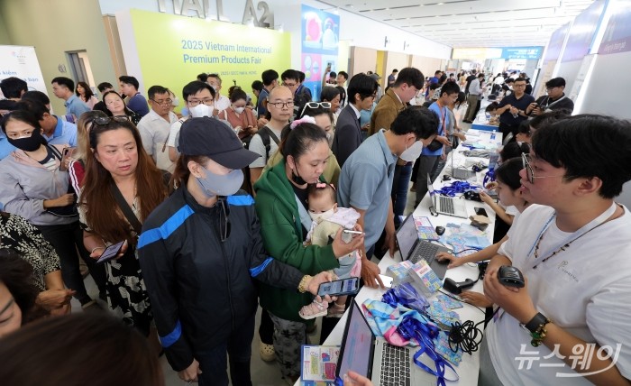 5일 베트남 호치민 SECC전시장에서 한국무역협회 주관 코엑스 주최로 열린 2025 베트남 국제 프리미엄 소비재전(VIPREMIUM)을 찾은 관람객들이 입장을 하기위해 줄을 서고 있다. 올해 전시회는 8일 까지 뷰티, 패션, 리빙, 식품 등 다양한 소비재분야의 200여개 국내외 기업이 참가해 프리미엄 제품과 최신 라이프스타일을 선보인다. /2025.06.05./호치민=사진공동취재단 사진=사진공동취재단