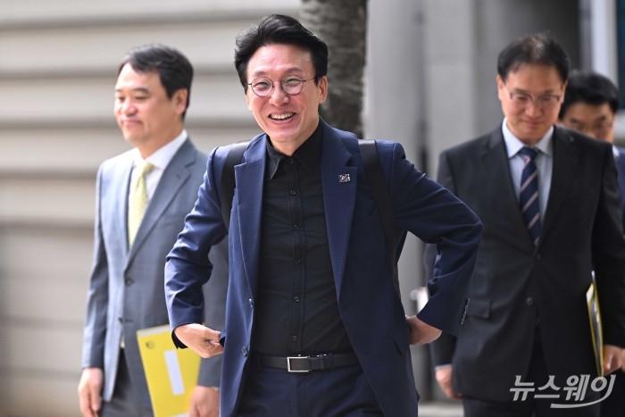 김민석 국무총리 후보자가 9일 오전 서울 종로구 금융감독원연수원에 마련된 인사청문회 준비 사무실로 출근하고 있다. 사진=강민석 기자 kms@newsway.co.kr