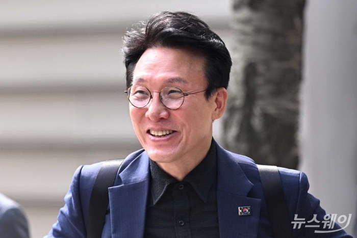 김민석 국무총리 후보자가 9일 오전 서울 종로구 금융감독원연수원에 마련된 인사청문회 준비 사무실로 출근하고 있다. 사진=강민석 기자 kms@newsway.co.kr