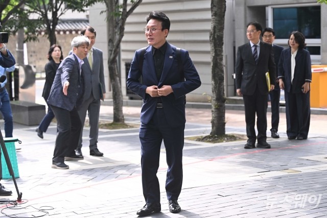 웃으며 인사청문회 출근하는 김민석 총리 후보자