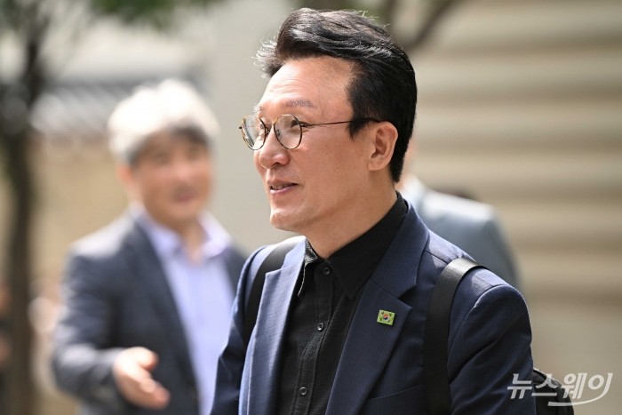 김민석 국무총리 후보자가 9일 오전 서울 종로구 금융감독원연수원에 마련된 인사청문회 준비 사무실로 출근하던 중 취재진의 질문에 답변하고 있다. 사진=강민석 기자 kms@newsway.co.kr