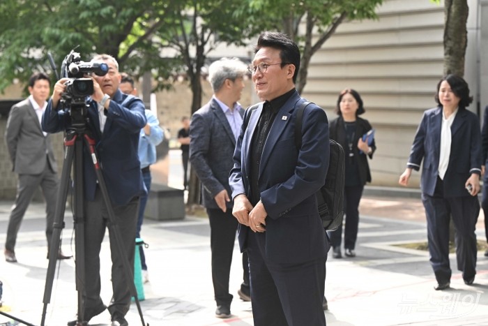 김민석 국무총리 후보자가 9일 오전 서울 종로구 금융감독원연수원에 마련된 인사청문회 준비 사무실로 출근하던 중 취재진의 질문에 답변하고 있다. 사진=강민석 기자 kms@newsway.co.kr