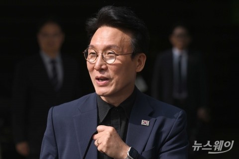 취재진 질문에 답변하는 김민석 국무총리 후보자