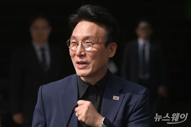 취재진 질문에 답변하는 김민석 국무총리 후보자