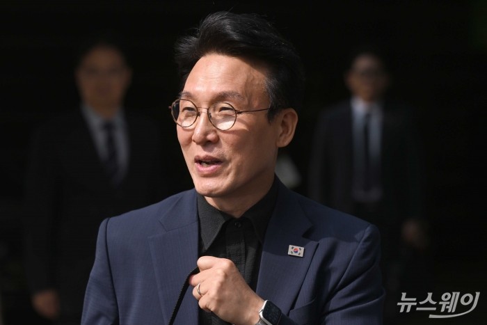 김민석 국무총리 후보자가 9일 오전 서울 종로구 금융감독원연수원에 마련된 인사청문회 준비 사무실로 출근하던 중 취재진의 질문에 답변하고 있다. 사진=강민석 기자 kms@newsway.co.kr