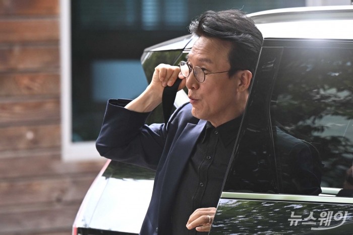김민석 국무총리 후보자가 9일 오전 서울 종로구 금융감독원연수원에 마련된 인사청문회 준비 사무실로 출근하기 위해 차량에서 하차하고 있다. 사진=강민석 기자 kms@newsway.co.kr