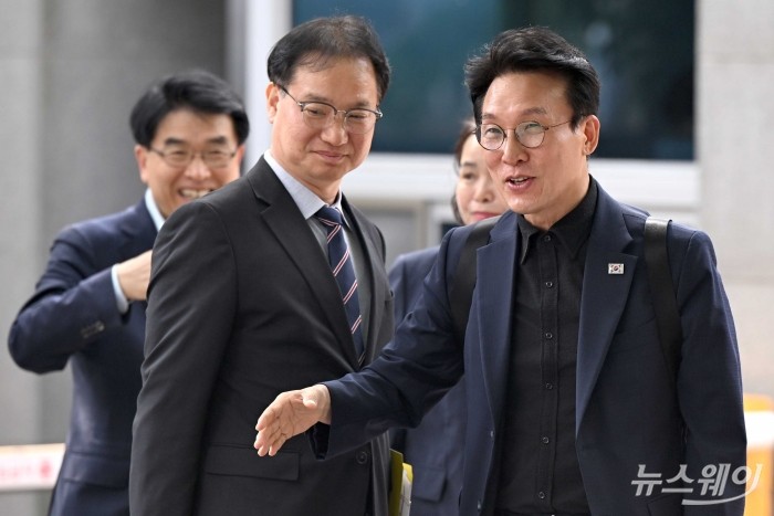(오른쪽 첫 번째)김민석 국무총리 후보자가 9일 오전 서울 종로구 금융감독원연수원에 마련된 인사청문회 준비 사무실로 출근하고 있다. 사진=강민석 기자 kms@newsway.co.kr