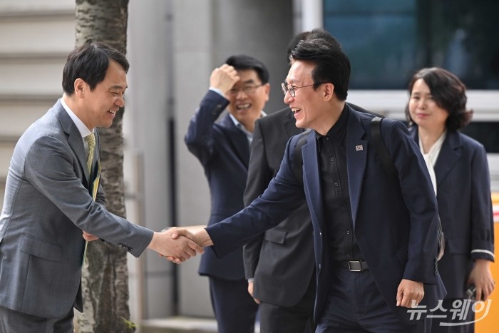 김민석 국무총리 후보자가 9일 오전 서울 종로구 금융감독원연수원에 마련된 인사청문회 준비 사무실로 출근하며 관계자와 악수하고 있다. 사진=강민석 기자 kms@newsway.co.kr