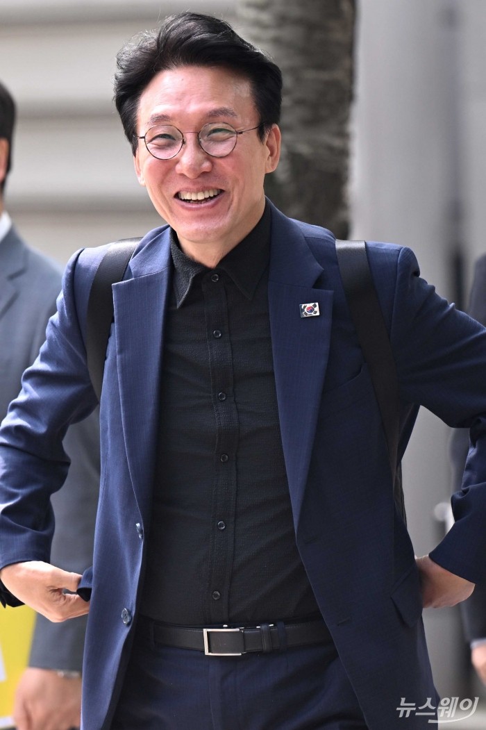 김민석 국무총리 후보자가 9일 오전 서울 종로구 금융감독원연수원에 마련된 인사청문회 준비 사무실로 출근하고 있다. 사진=강민석 기자 kms@newsway.co.kr