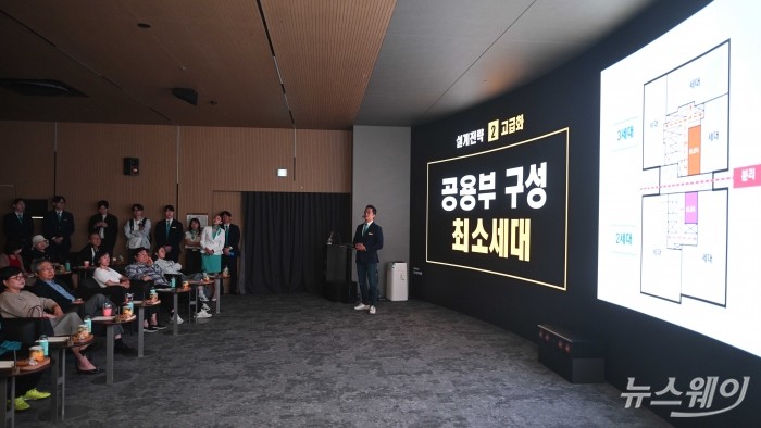 강승협 포스코이앤씨 건축사업본부 팀장이 9일 오전 서울 용산구 베르가모 4층에서 열린 '용산 정비창전면 제1구역' 홍보관에서 '오티에르 용산'을 발표하고 있다. 사진=강민석 기자 kms@newsway.co.kr