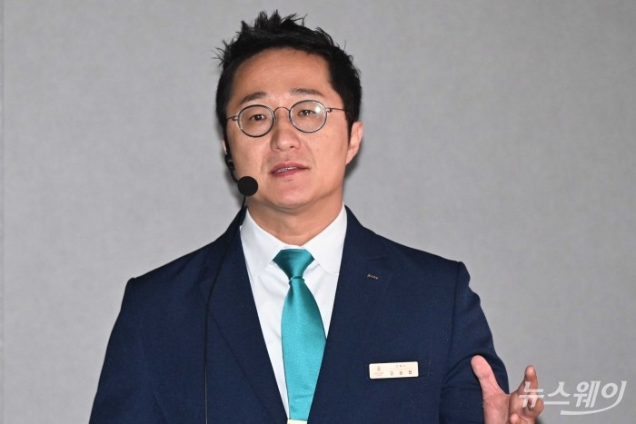 강승협 포스코이앤씨 건축사업본부 팀장이 9일 오전 서울 용산구 베르가모 4층에서 열린 '용산 정비창전면 제1구역' 홍보관에서 '오티에르 용산'을 발표하고 있다. 사진=강민석 기자 kms@newsway.co.kr